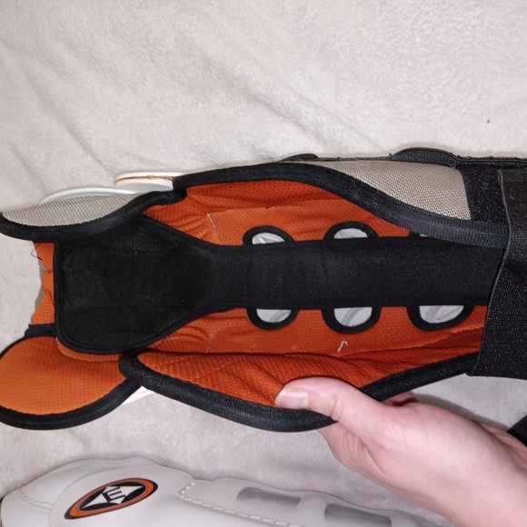 Easton Ideal Fit Hockey Shin Guards 16” White Senior Pair Ice Hockey - Picture 6 of 8